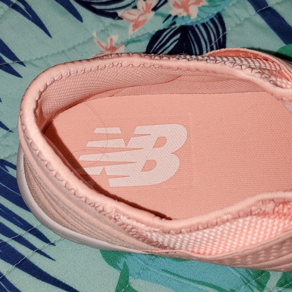 NEW BALANCE~WOMENS~SIZE 7~BRAND NEW - Picture 2 of 4